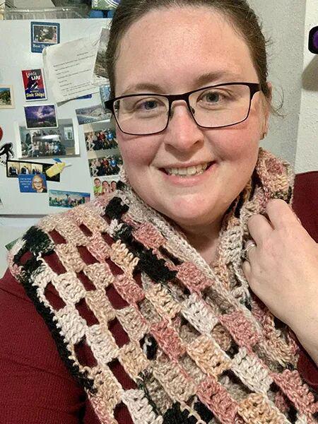 为了不玩手机一美国妈妈织了一条300米长的围巾！破纪录后她的