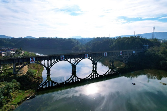 湖南韶山灌区“飞涟灌万顷”渡槽完成题名板更换